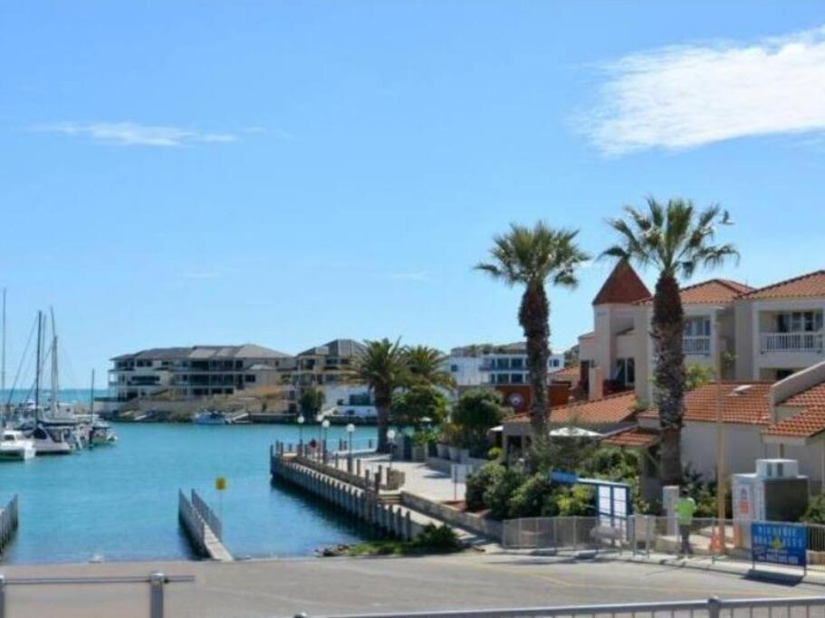 Modern Luxury 1 Bedroom Apartment - Walk To The Shops! Free Wifi Clarkson Exterior photo